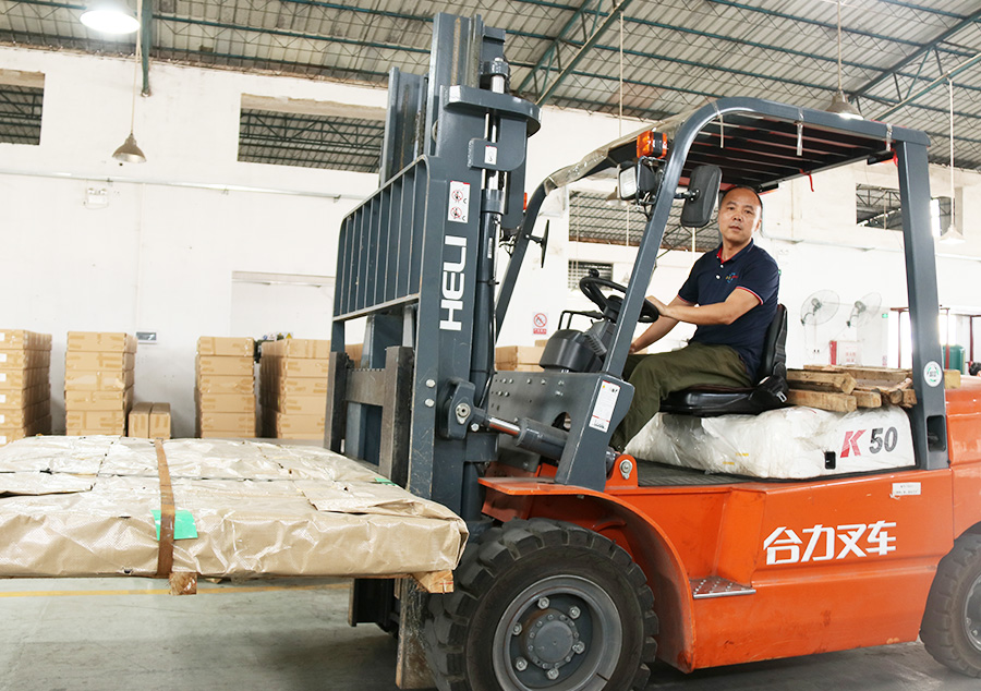 鍵特鋼制柜裝車出貨